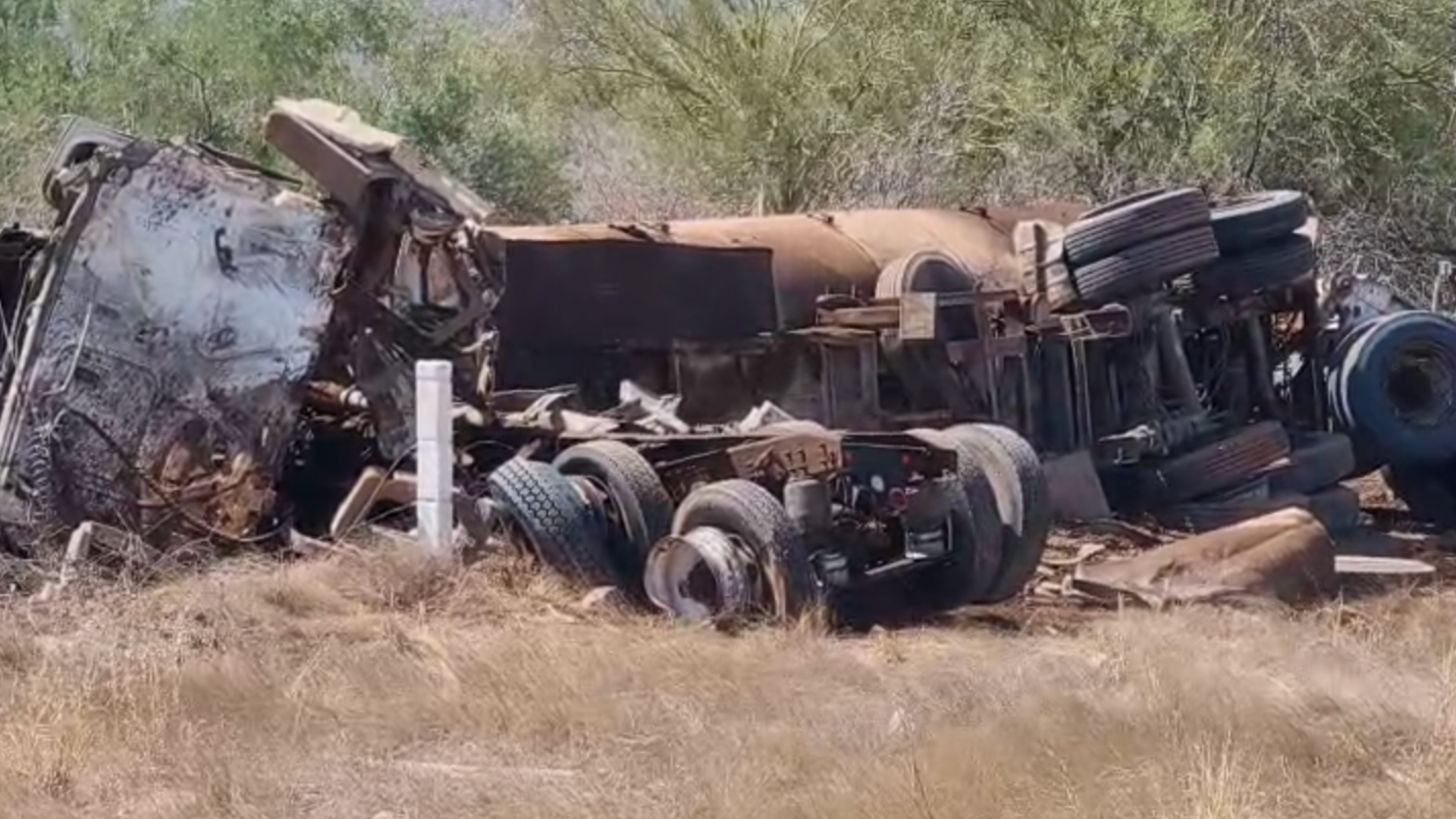 Volcadura de Pipa Deja a Un Hombre Lesionado en Carretera Hermosillo-Guaymas en Sonora